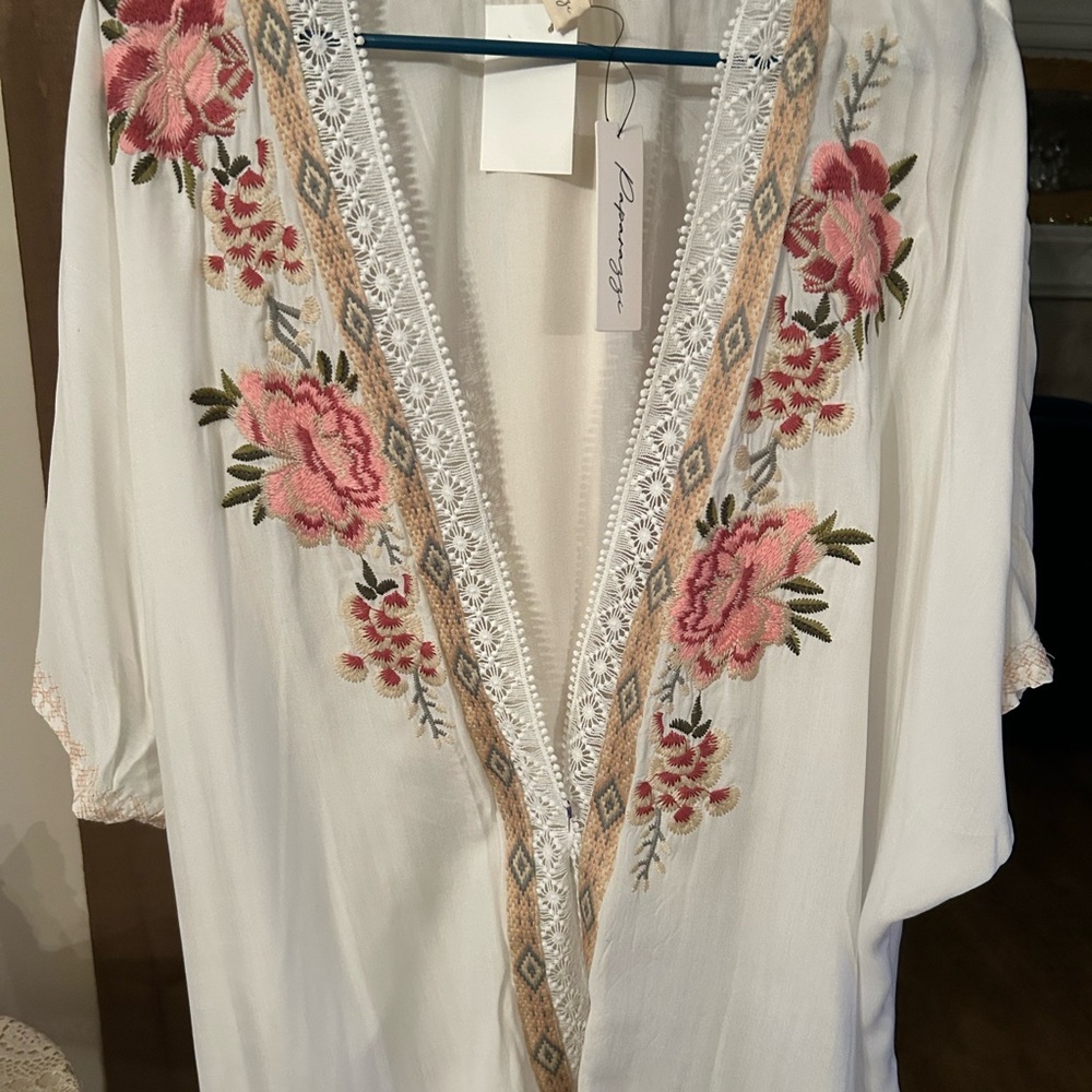 Paparazzi White Embroidered Kimono